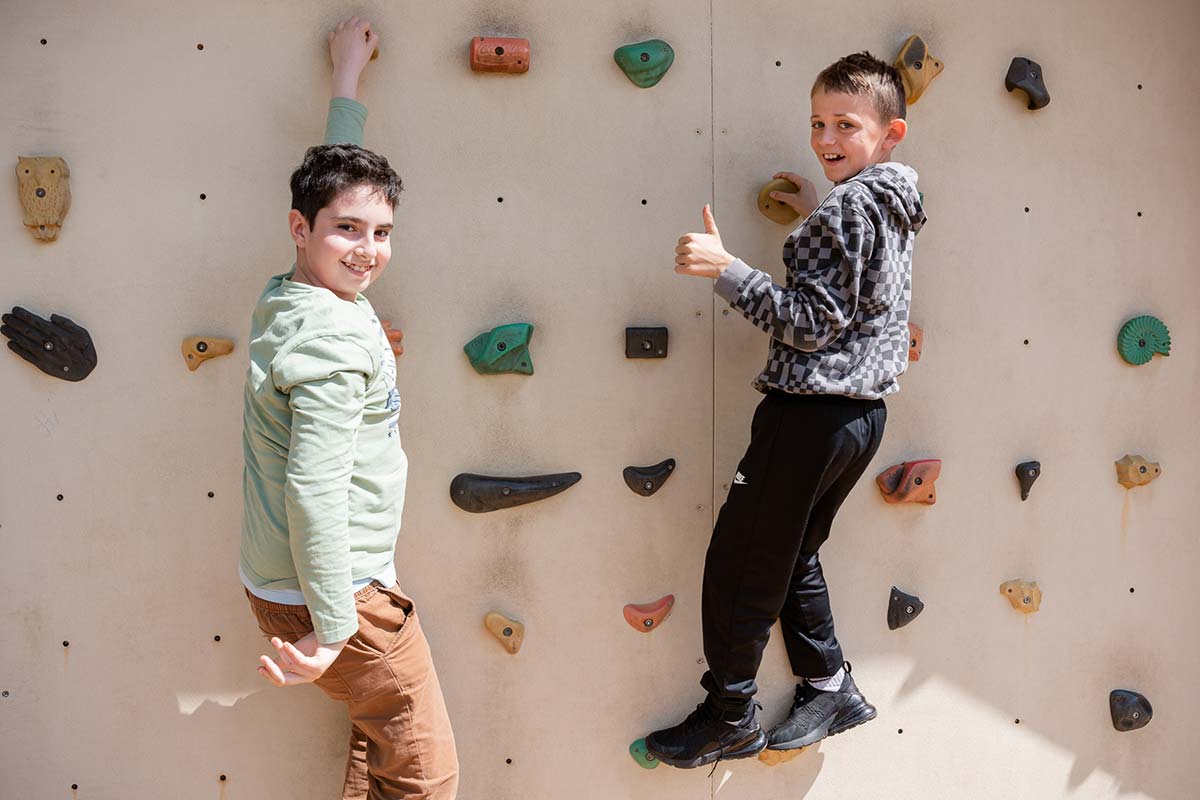 Zwei Jungs an der Kletterwand, FNB, Emil-Thoma-Realschule