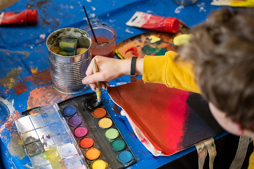 Kind malt mit Wasserfarben, FNB, Hansjakob Realschule