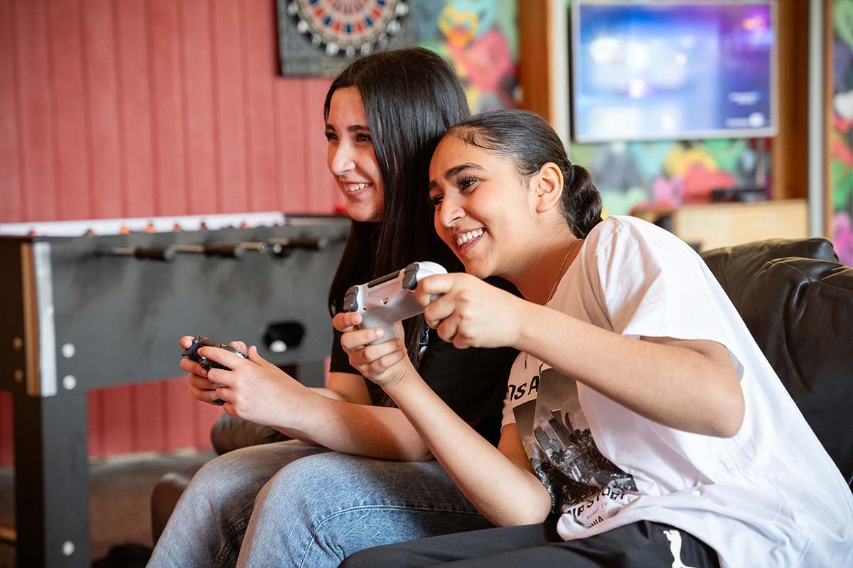 2 Mädchen an der Playstation im Kinder- und Jugendtreff