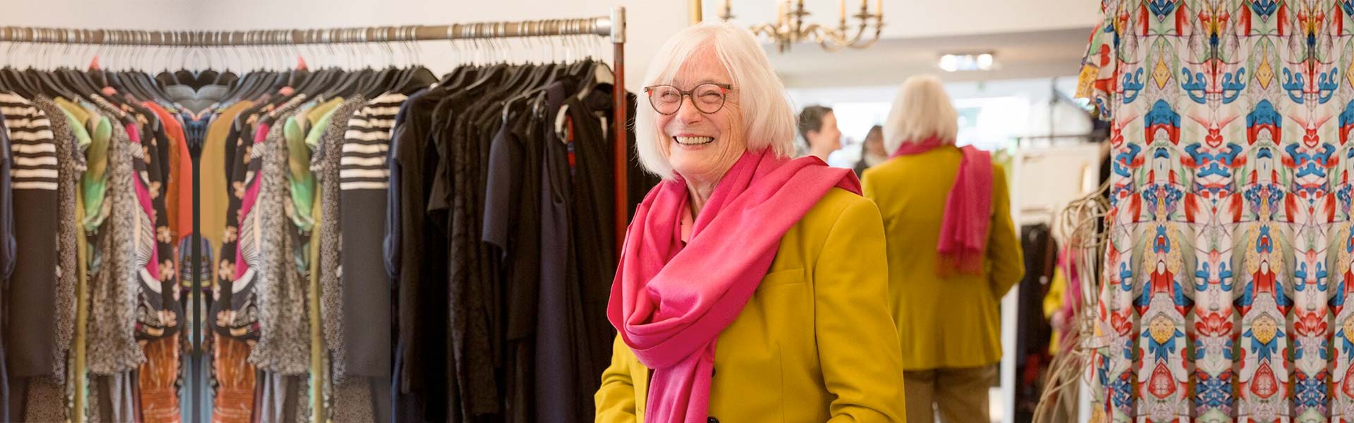 Zufriedene Kundin im Outfit, dem besonderen Secondhand-Laden in Freiburg