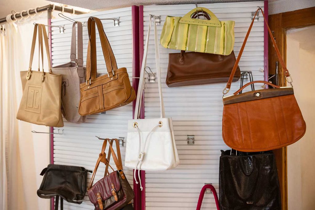 outfit-secondhand-kleiderladen-05 Lederhandtaschen im Outfit, dem besonderen Secondhand-Laden in Freiburg