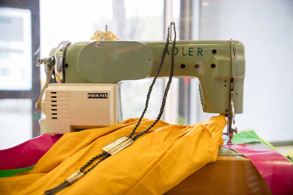 outfit-secondhand-kleiderladen-07 Nähmaschine im Outfit
