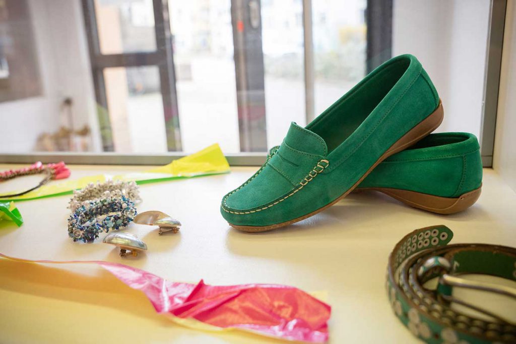 outfit-secondhand-kleiderladen-08 Schicke grüne Schuhe, Secondhand-Laden