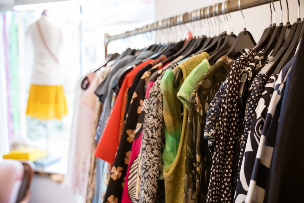 outfit-secondhand-kleiderladen-09 Kleiderstange mit Blusen, Outfit