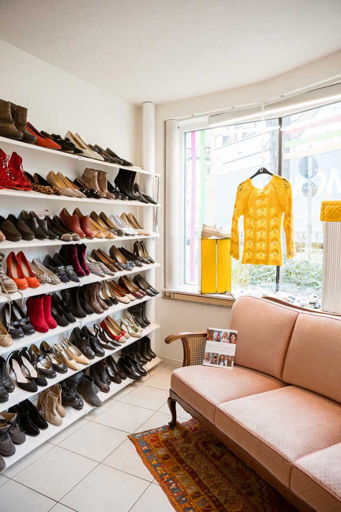 outfit-secondhand-kleiderladen-11 Schuhregal im Outfit