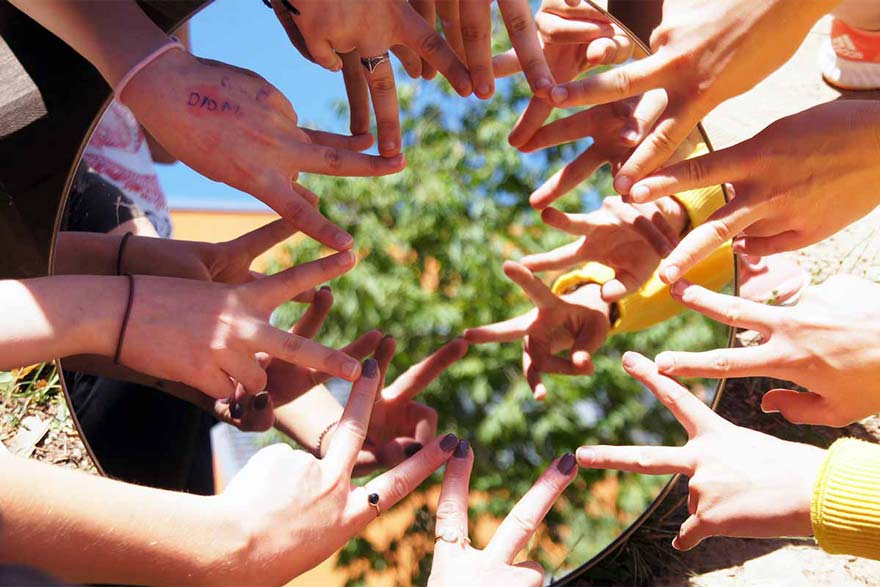 Händefoto mit Spiegel, Schulsozialarbeit am Wentzinger Gymnasium