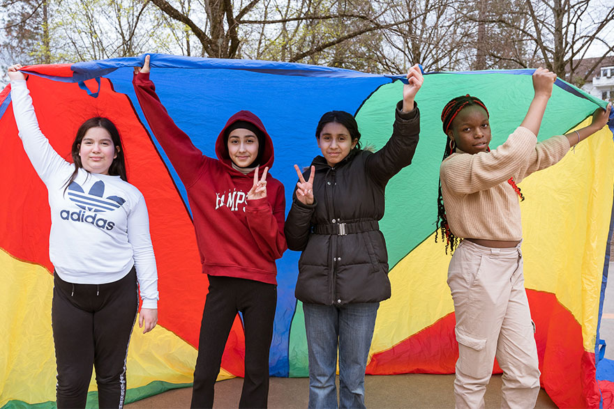 Coole Mädchen auf dem Schulhof