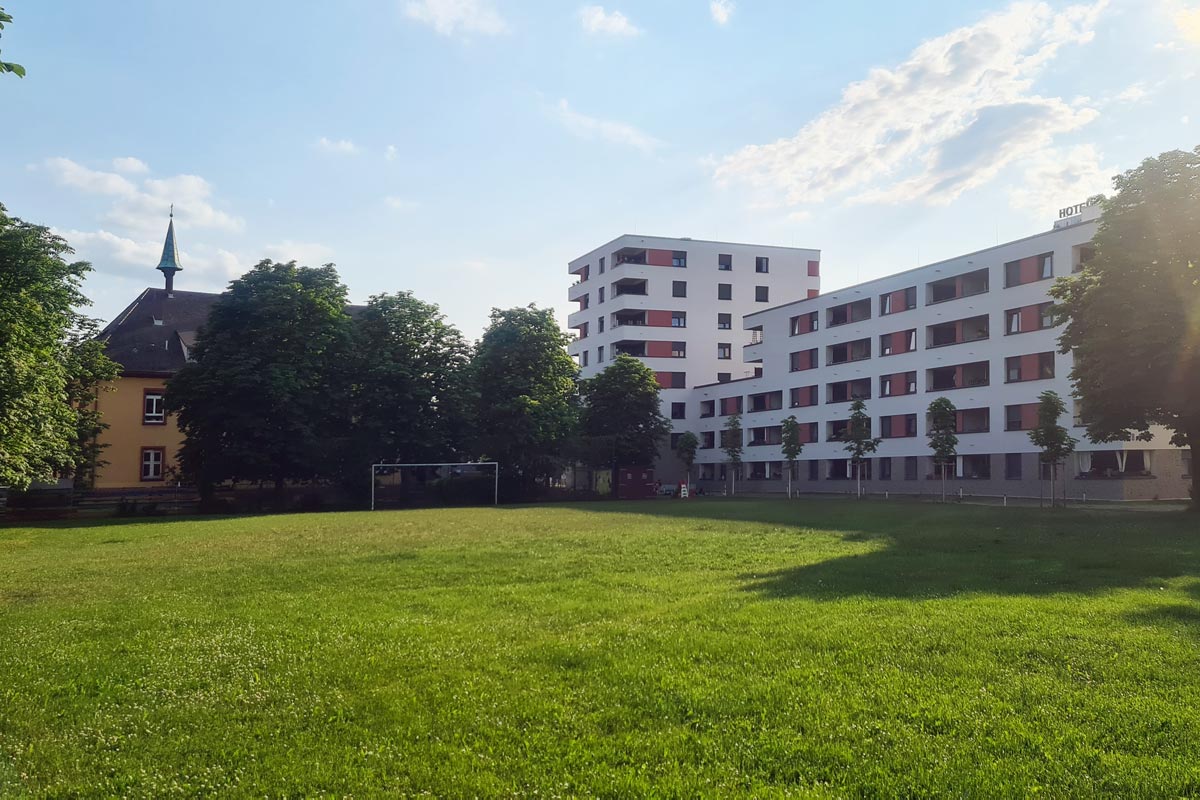 Sozial- und Jugendzentrum Breisacher Hof, Neubau mit Wiese